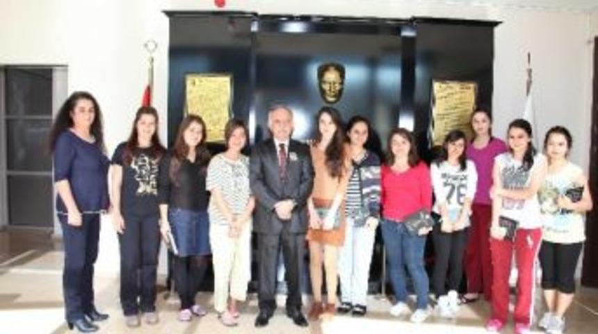 Bayraklı Belediye Başkanı Hasan Karabağ, Kız &Ouml;ğrencilerle Buluştu