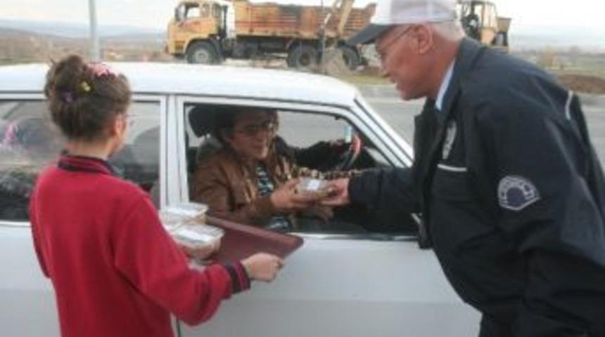 Polisten S&uuml;r&uuml;c&uuml;lere Aşure İkramı