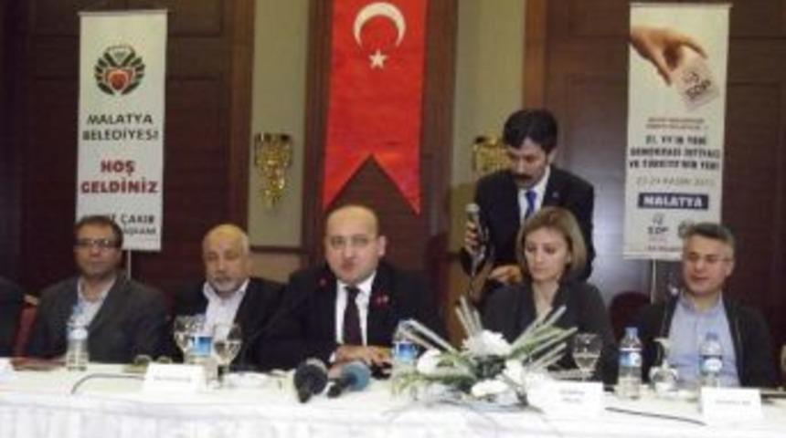 "21. Y&uuml;zyılın Yeni Demokrasi İhtiyacı Ve T&uuml;rkiye'nin Yeri" Konulu Toplantı Başladı