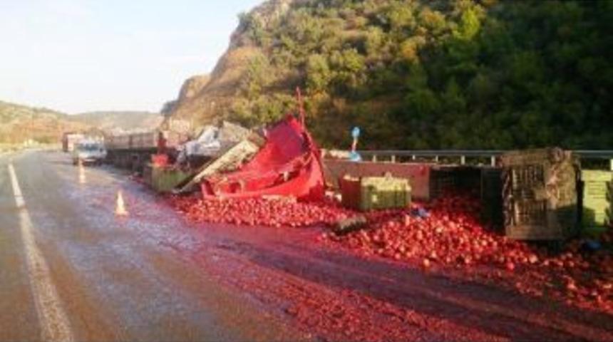 Devrilen Tır&rsquo;daki 20 Ton Nar Yola Sa&ccedil;ıldı