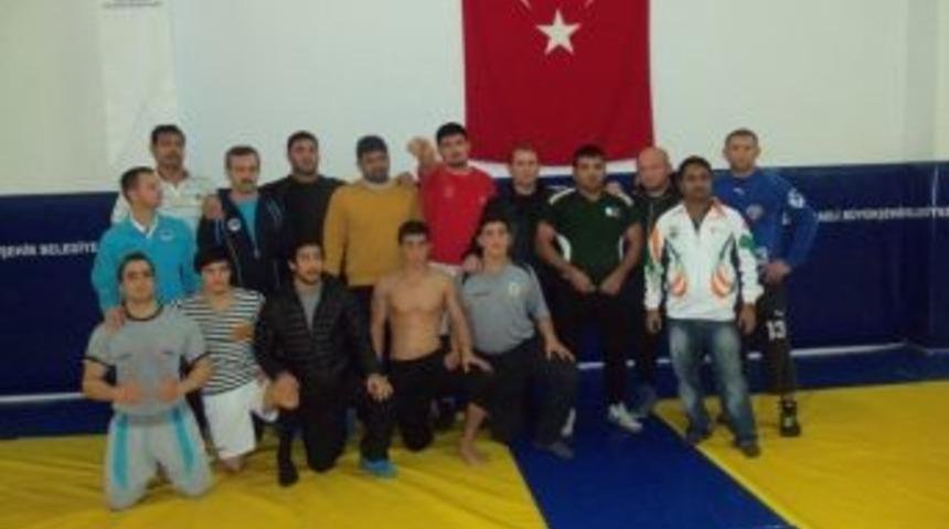 Hintli Güreşçiler Kağıtspor’un Konukları Oldular