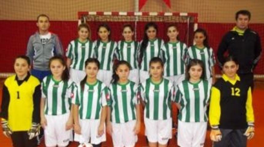 Ala&ccedil;amlı Gen&ccedil; Kızlar Gen&ccedil; Bayanlar Futsal Ligi'ne Katıldı