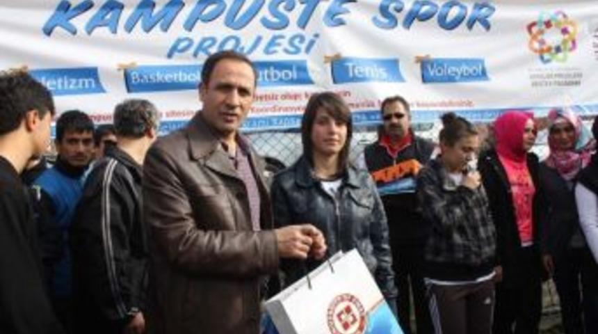 'kamp&uuml;ste Spor' Projesi Kapsamında &Ouml;ğrencilere Spor Malzemesi Dağıltıldı