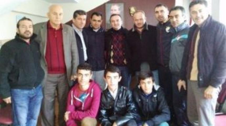 Velioğluspor Kul&uuml;b&uuml; Sbs Sınavında Başarılı Olan 3 Futbolcusuna Tablet Ve Ayakkabı Hediye Etti