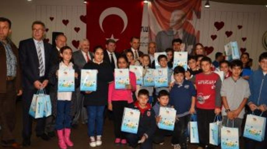 Kemer Belediyesi 311 &Ouml;ğrenciye Tablet Bilgisayar Hediye Etti