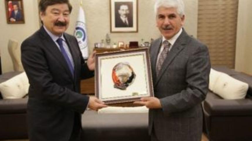 Başkan Sakallı'ya &lsquo;t&uuml;rksoy 20. Yıl Madalyası'