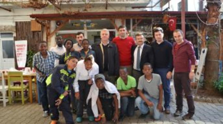 Mozambikli &Ouml;ğrencileri Finikeliler Bağırlarına Bastı