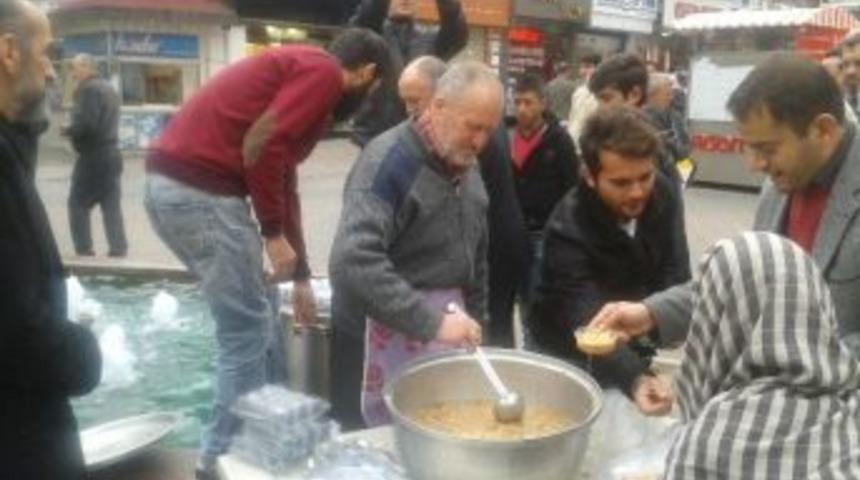 Saadet Partisi Aşure Dağıttı