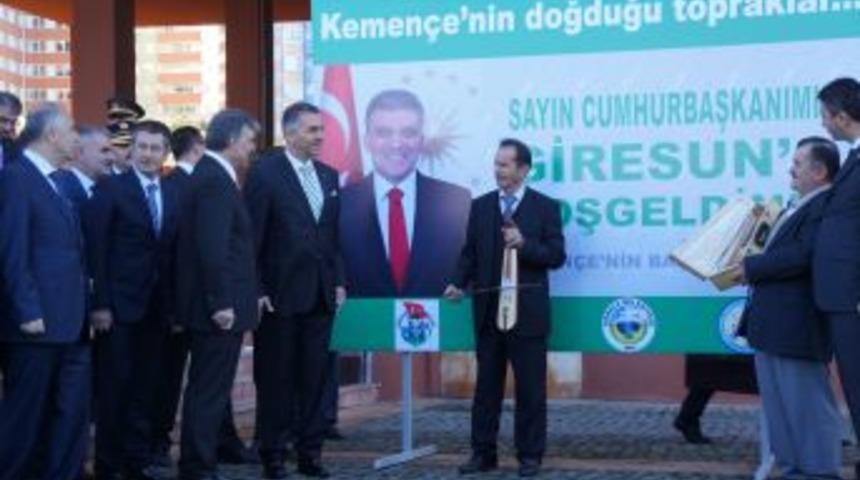 Cumhurbaşkanı G&uuml;l, 'kuş Dili' Ile Karşılandı, Kemen&ccedil;e Ile Poz Verdi