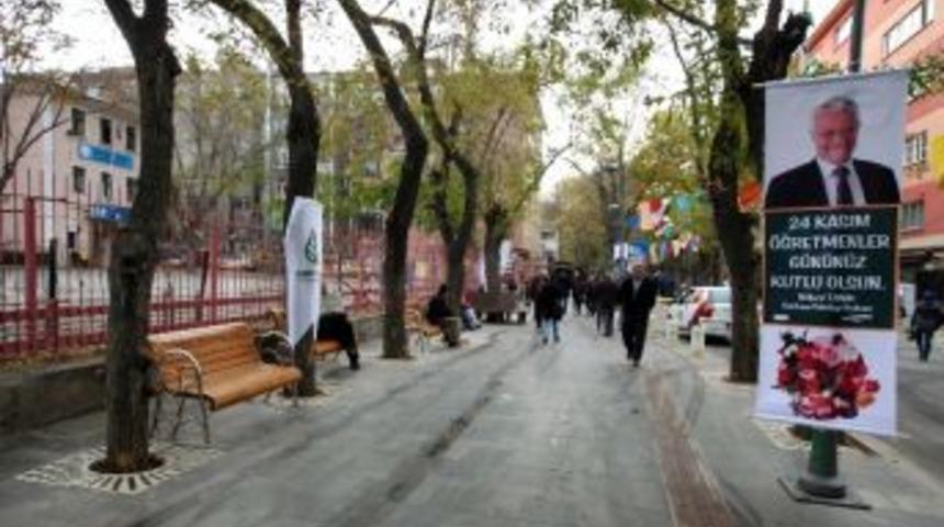 Şehrin Merkezinde Yollar Yayaların