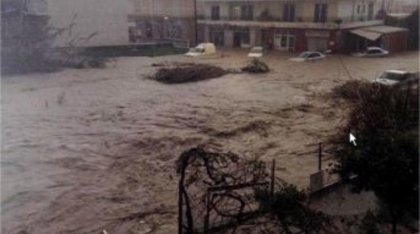 Yunan Adaları Sele Teslim