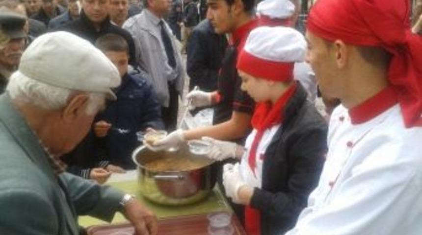 Lise &Ouml;ğrencilerinden Halka Aşure