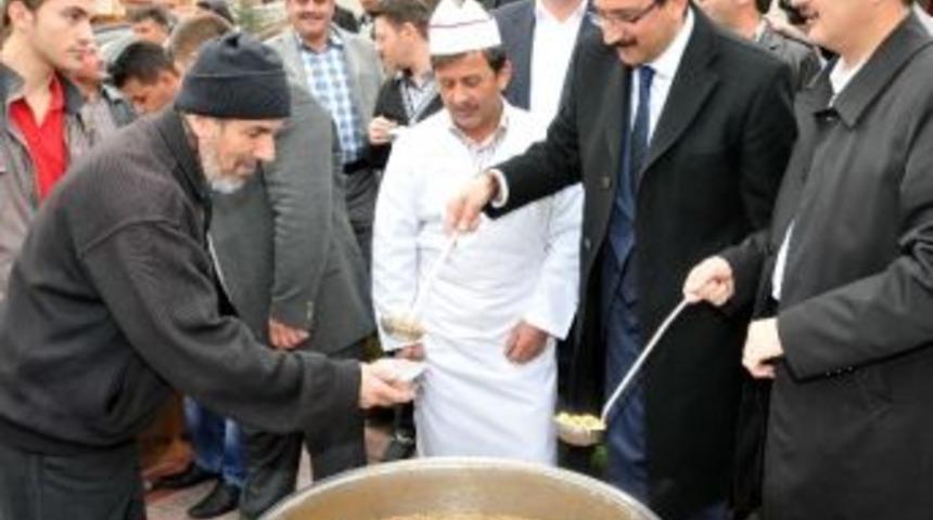 Ke&ccedil;i&ouml;ren'de Aşure Dağıtıldı