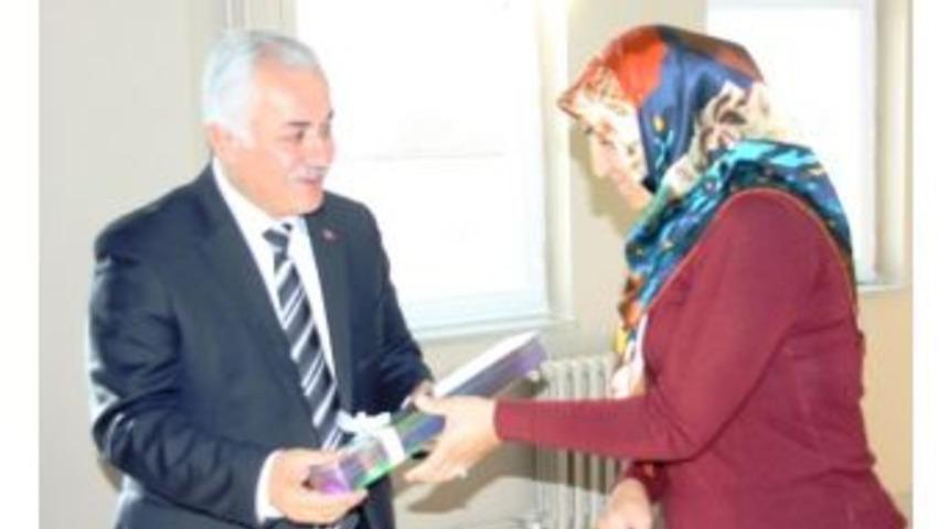 Başkan &Ouml;zden &Ouml;ğretmenlere G&uuml;l Dağıttı