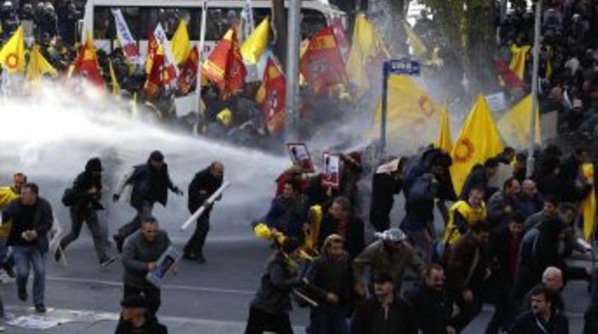 Kızılay&rsquo;a Y&uuml;r&uuml;yen Gruba Polis M&uuml;dahale Etti