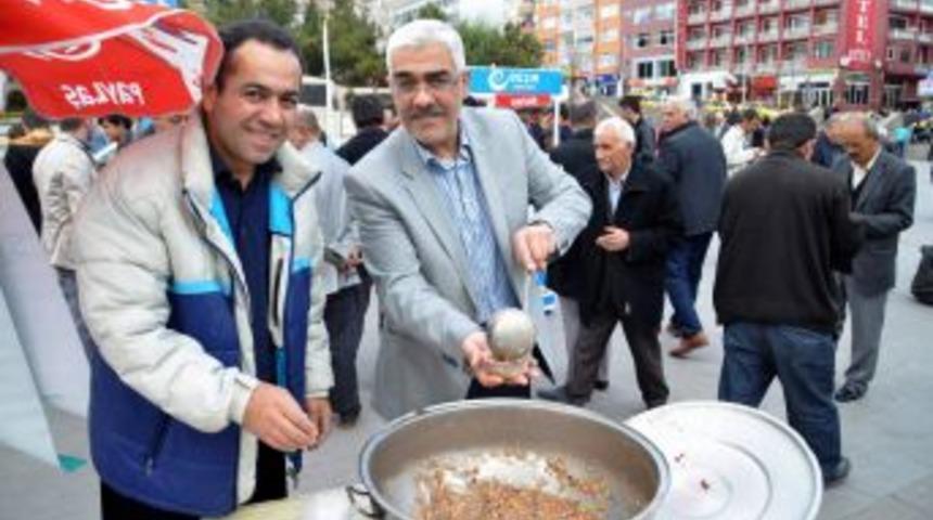 Beşir Deneği Vatandaşlara Bin 500 Kişilik Aşure Dağıttı