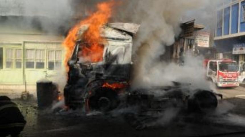 Tır'ın Yakıt Deposu Patladı: 4 Yaralı