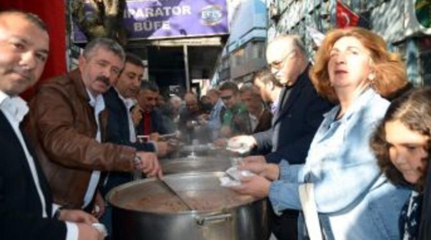 Erzincanlılar Aşure Dağıttı