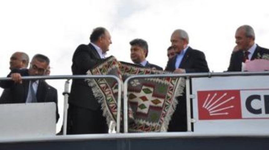 Mhp'li Belediye Başkanı, Se&ccedil;im Otob&uuml;s&uuml;ne &Ccedil;ıkarak Kılı&ccedil;daroğlu'na Kilim Hediye Etti