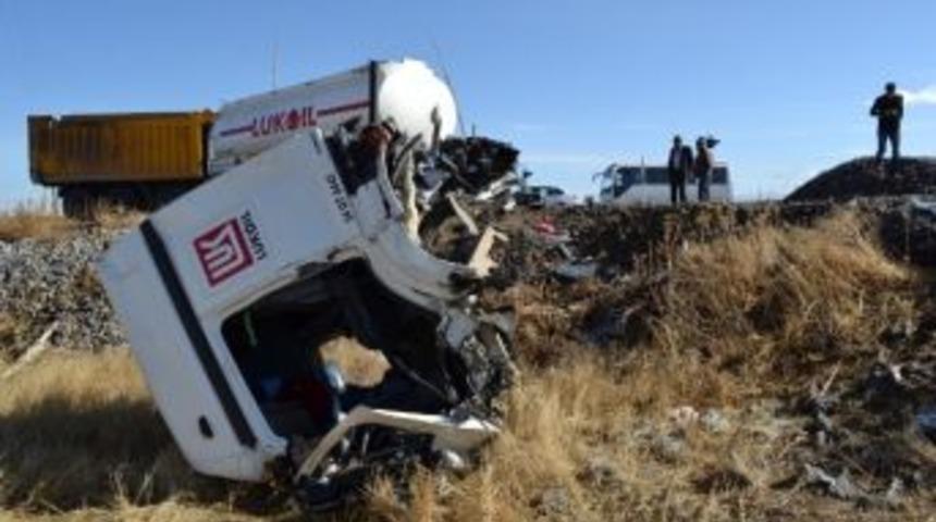 Niğde&rsquo;de Tanker Trene &Ccedil;arptı: 1 Ağır Yaralı