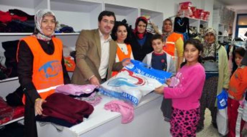 Kimse Yok Mu Derneği Manisa'da &Ouml;ğrencilere Kıyafet Ve Kırtasiye Yardımı Yaptı