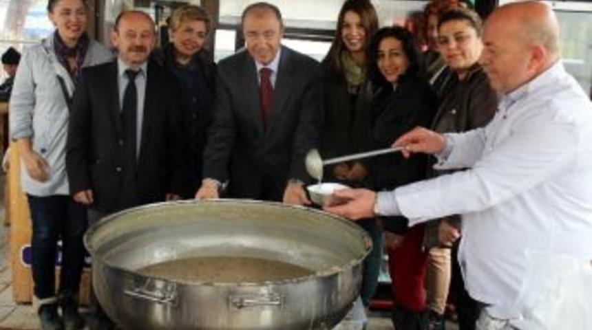 Urla Belediyesi'nden Aşure Dağıtımı