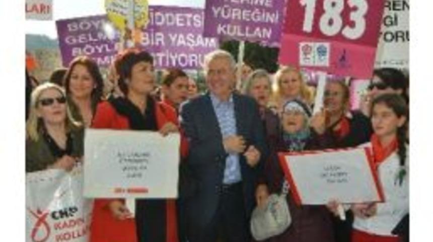 İzmirli Kadınlar Şiddete Karşı Y&uuml;r&uuml;d&uuml;
