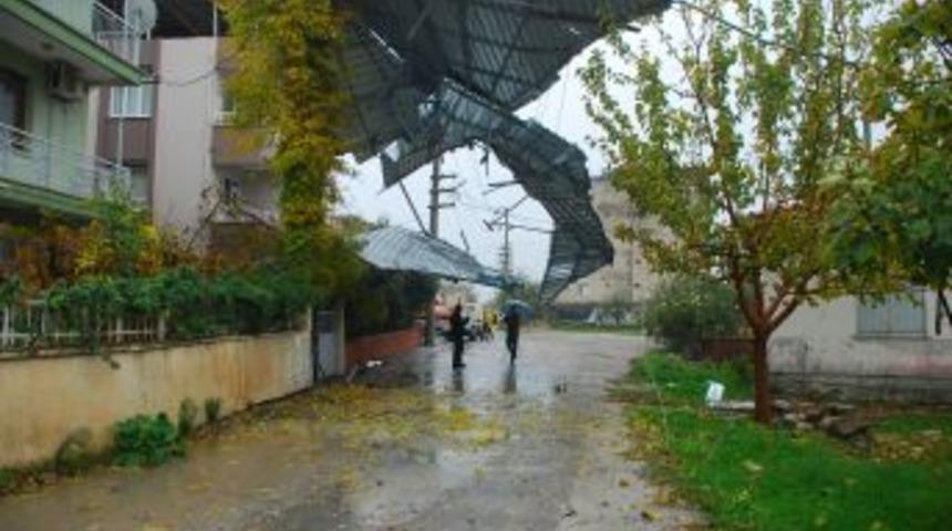 İzmir'de Fırtına &Ccedil;atı U&ccedil;urdu