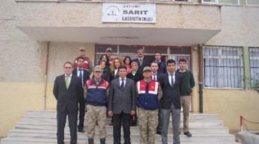 Jandarma, &Ouml;ğrencileri Hayvanat Bah&ccedil;esine G&ouml;t&uuml;rd&uuml;