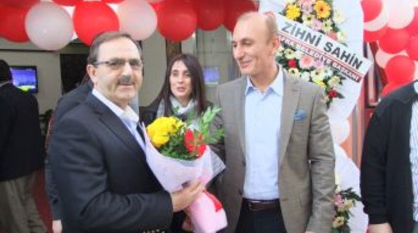 Eğitimci Başkana, Rakibinden &Ccedil;i&ccedil;ekli &Ouml;ğretmenler G&uuml;n&uuml; Kutlaması