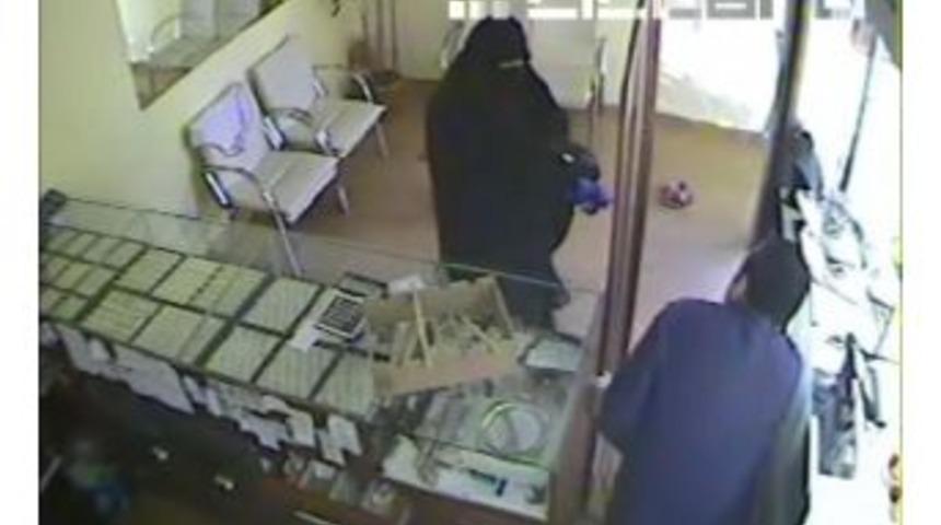 &Ccedil;arşaflı Soyguncu Ile Kuyumcunun M&uuml;cadelesi Kamerada