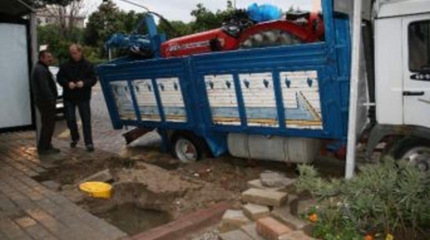 Altyapı Çökünce Kamyonet Yola Saplandı