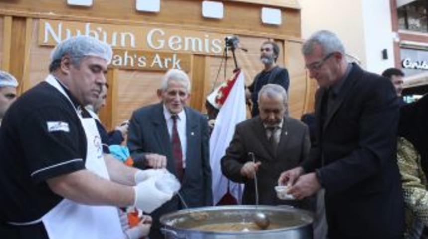 Farklı Din Temsilcileri Temsili Nuh'un Gemisi &Ouml;n&uuml;nde Aşure Dağıttı