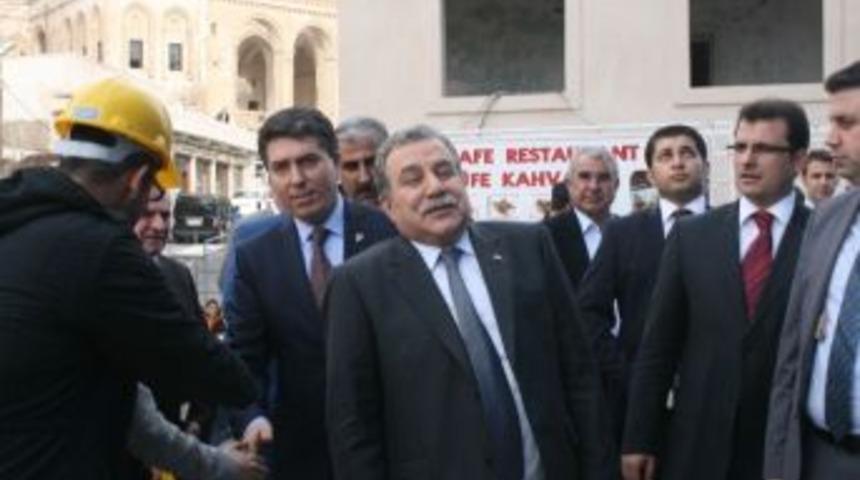 Bakan G&uuml;ler, Mardin'in İlk Otelinin Yıkımı İ&ccedil;in İlk Kazmayı Vurdu