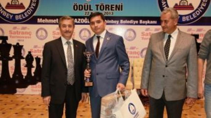 Başkan Tahmazoğlu Satran&ccedil; Turnuvasında Dereceye Girenleri &Ouml;d&uuml;llerini Verdi