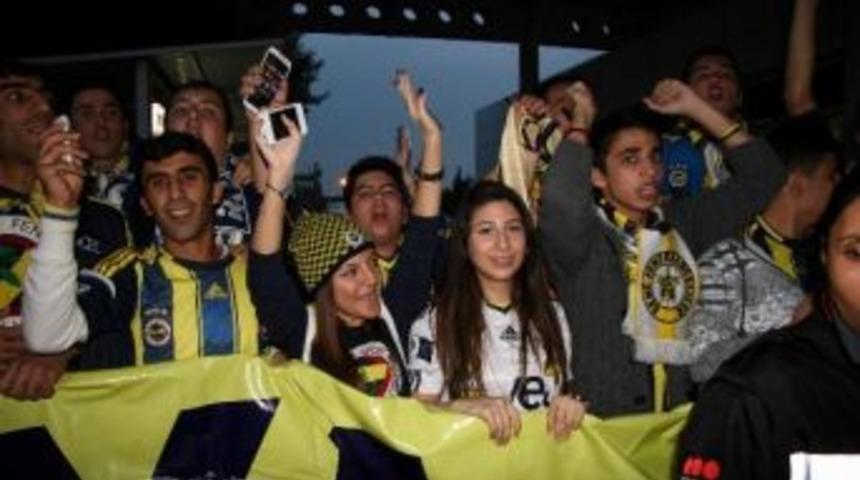 Fenerbahçe’ye Antalya’da Coşkulu Karşılama