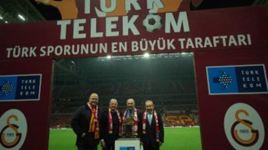 Galatasaray&rsquo;ın Unutulmaz Ismi Tuğrul Demir&rsquo;e Plaket