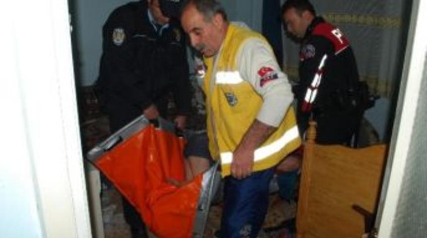 Evinde D&uuml;şerek Yaralanan Yaşlı Kadını Kurtarma Operasyonu