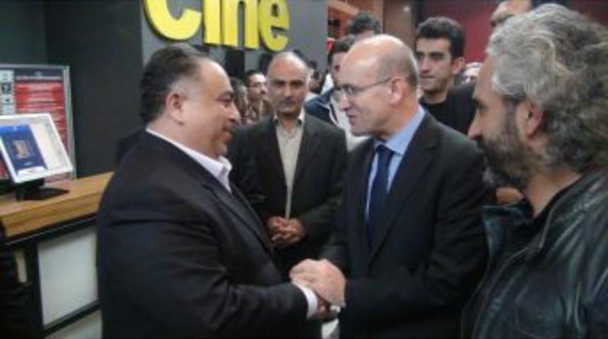 Bakan Şimşek '&Uuml;&ccedil; Yol' Filminin Galasına Katıldı