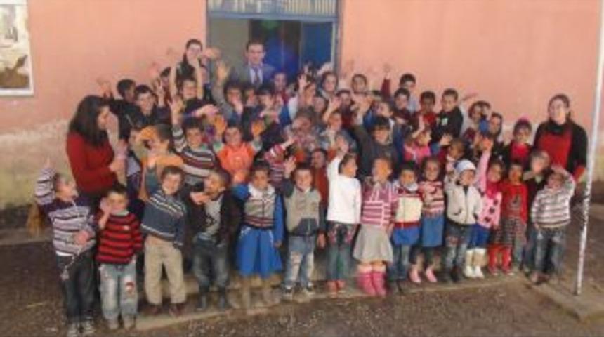 Batıdan Doğuya Gelen Bayan &Ouml;ğretmener, Zorlukları Sevgi Diliyle Aşıyor