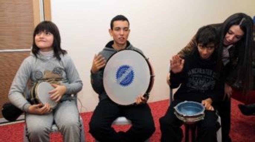 Otistik &Ccedil;ocukların Sahne Heyecanı