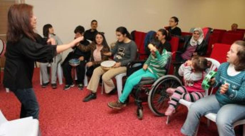 Otistik &Ccedil;ocukların Sahne Heyecanı