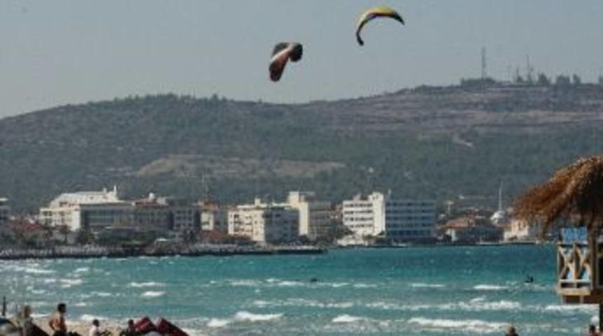 &Ccedil;eşme&rsquo;de G&uuml;neş Ve R&uuml;zgar Keyfi