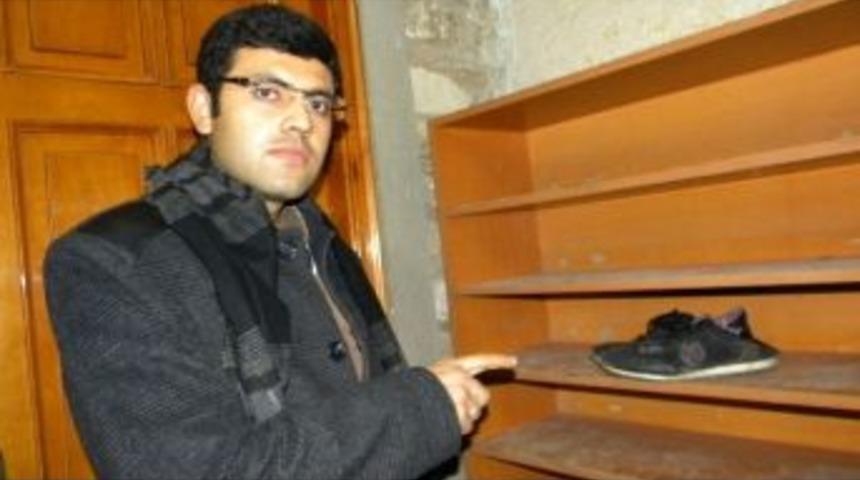 (&ouml;zel Haber) Din &Ouml;ğretmeninin Camiden Ayakkabılarını &Ccedil;aldılar, Yerine Eski Ayakkabı Bıraktılar