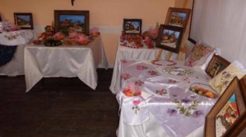 Kadınların El Emekleri Sergilendi