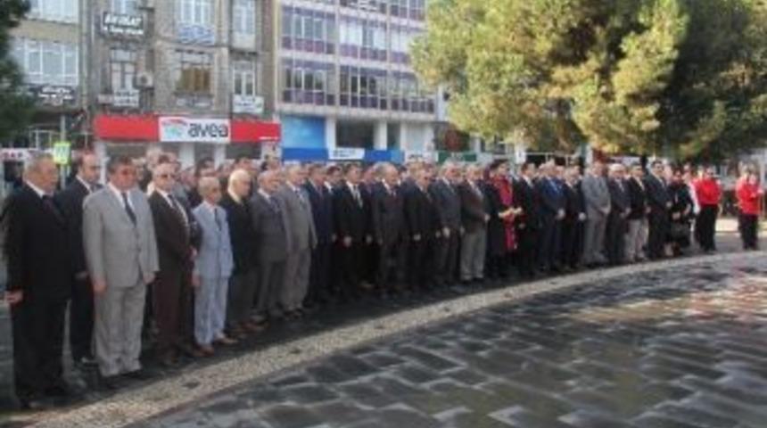 Polis &Ouml;ğretmenlere &Ccedil;i&ccedil;ek Dağıttı