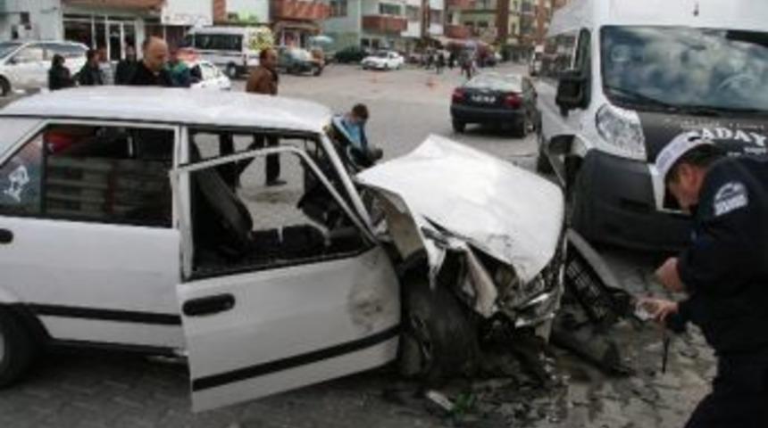 Yaralılar Bindikleri Ambulansın Camını Kırdı