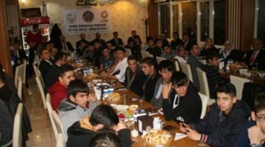 Yozgat Emniyeti, 'gen&ccedil; G&ouml;z&uuml;yle Projesi'nde Yer Alan &Ouml;ğrencilere Yemek Verdi