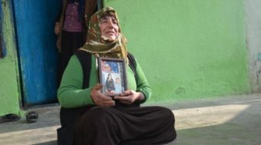 4 Yıldır Haber Alamadığı Oğlunu G&ouml;zyaşlarıyla Bekliyor