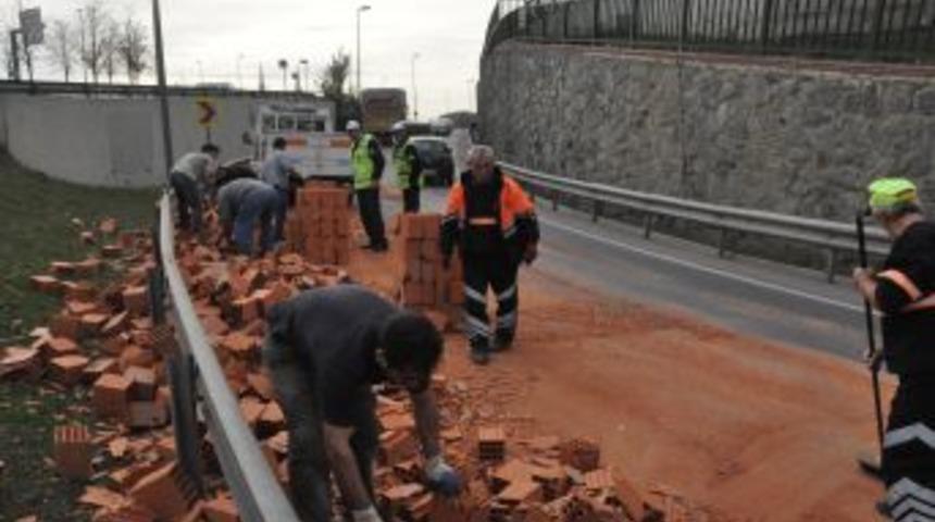 Kamyondan D&ouml;k&uuml;len Tuğlalar Yolu Kapattı